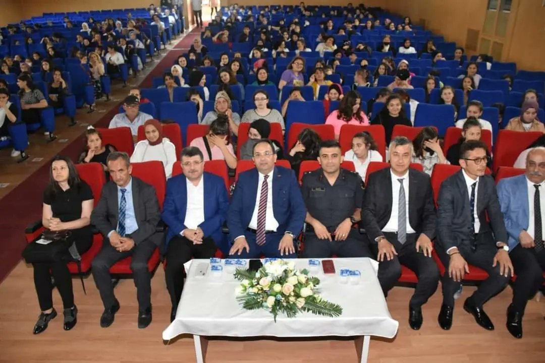HasanCakinMTAL's tweet photo. Akran Gönüllüleri Projemizle şiddette hayır temalı etkinliklerimiz devam ediyor. Tiyatro etkinliğimize Kaymakamımız @CevdetErturkmen ve protokol üyelerimiz katılım sağlayarak destek oldular.@tcmeb @TCSamsunValilik @bafrakaymakam @nznsener @samsunmem @bafra_mem https://t.co/c8ahNUNv22