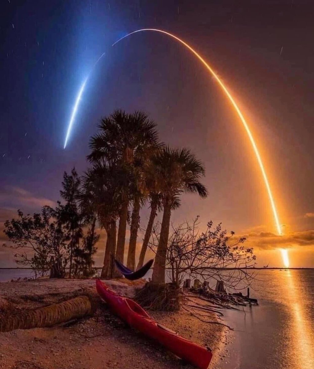 mositampa's tweet photo. What a beautiful image of the SpaceX Falcon 9 rocket launch from Cape Canaveral. It reminds us @mositampa of our logo! #KeepDiscovering #tuesdayvibe #TuesdayMotivaton #Tuesday #TravelTuesday https://t.co/6xcGFHreZW