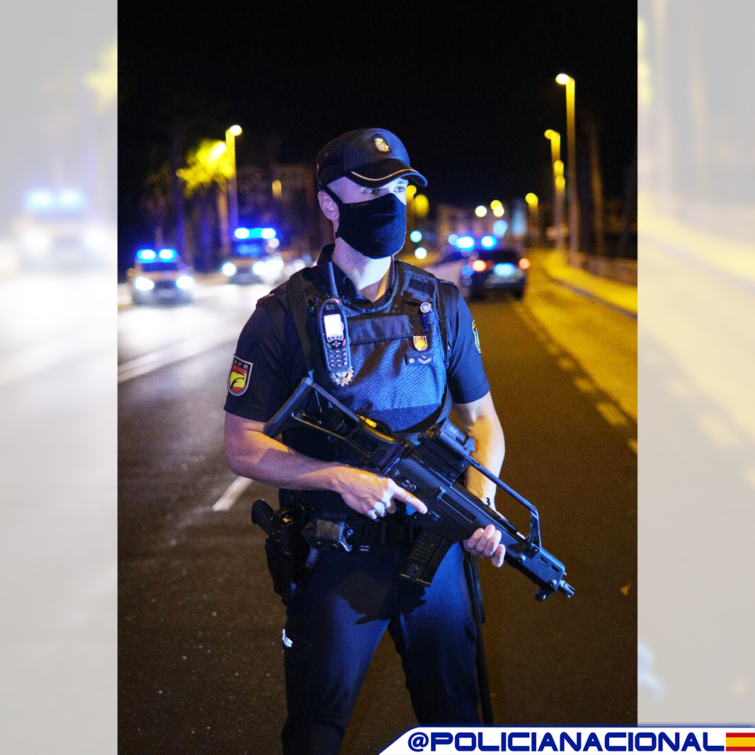 policia's tweet photo. Tus #nochesdeviernes de #verano están para disfrutarlas🍻🕺🌠
Las nuestras👉 para seguir haciendo lo que mejor sabemos, velar por tu #seguridad
📞091 si nos necesitas
#BuenasNoches
#SomosTuPolicía https://t.co/WZKlCdn0ej