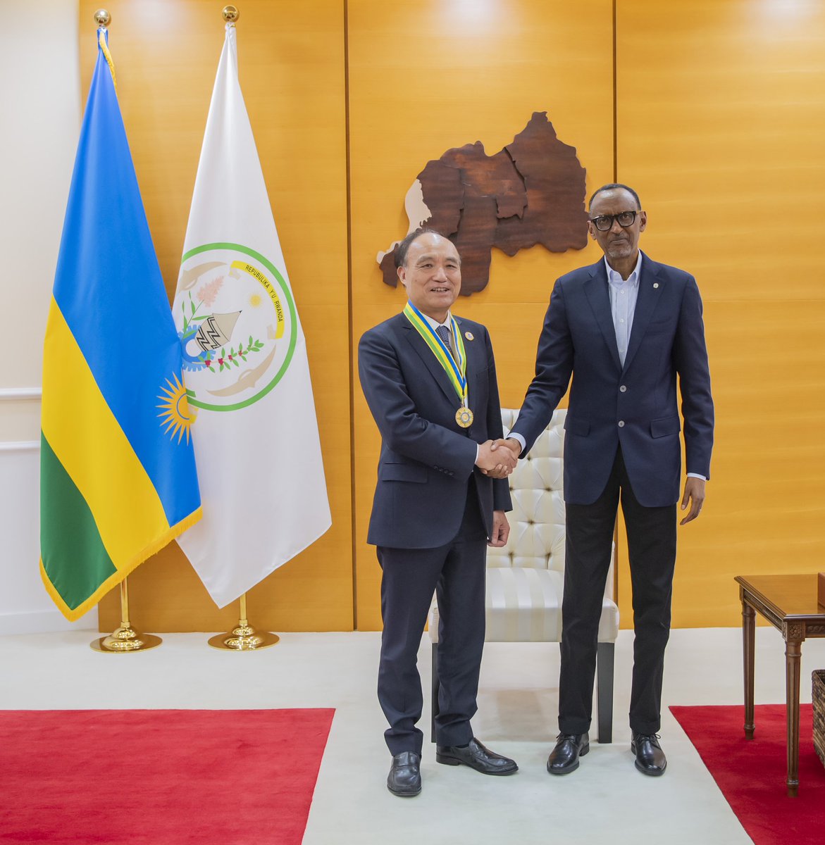 Humbled to receive from Rwandan President @PaulKagame the National Order of Honour, Agaciro, for my service as @ITUSecGen during a very consequential period for global ICT developments