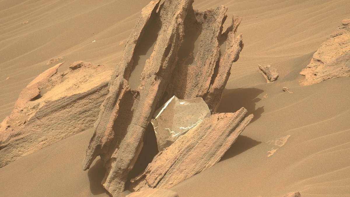 A veces se hacen descubrimientos inesperados en la superficie de Marte, como esta lámina del aislamiento térmico multicapa que probablemente formaba parte de alguna parte de la etapa de descenso y que se ha posado sobre unas rocas, quizás ayudado por los vientos.

📷: NASA/JPL