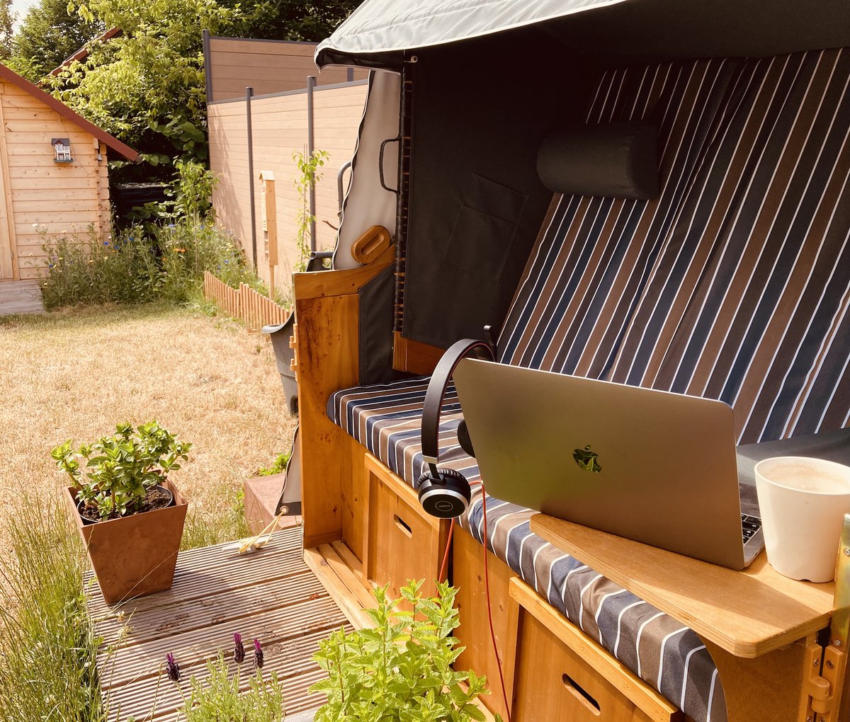 s6h9's tweet photo. Ist es jetzt schon "workation", wenn ich im Strandkorb im eigenen Garten arbeite? 😎 https://t.co/E8EgYxJY6o