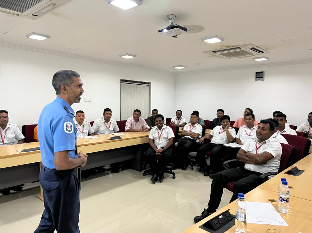TrafficPoliceMv's tweet photo. އެއަރޕޯޓްގައި މަސައްކަތްކުރާ ޓީ.އެމް.އޭގެ ޑްރައިވަރުންނަށް 2022 ޖޫން 14 ވަނަ ދުވަހު ކުރިއަށް ގެންދިޔަ މަގުމަތީގެ ސަލާމަތާއި ރައްކާތެރިކަމުގެ މައުލޫމާތު ދިނުމުގެ  ސެޝަން.

#RoadPolice
#PoliceMv
#RoadSafety
#Amalundhahkaanan https://t.co/PO0NEunlZw
