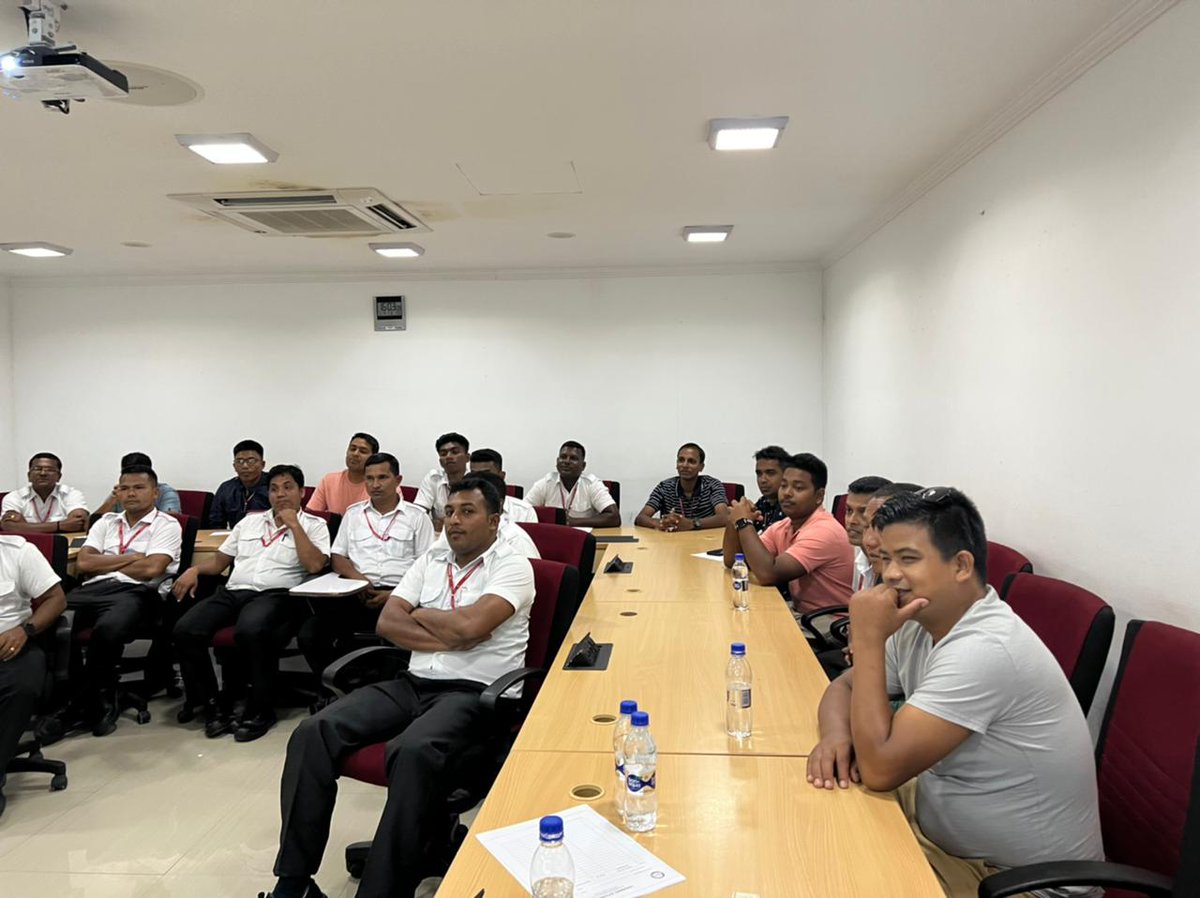TrafficPoliceMv's tweet photo. އެއަރޕޯޓްގައި މަސައްކަތްކުރާ ޓީ.އެމް.އޭގެ ޑްރައިވަރުންނަށް 2022 ޖޫން 14 ވަނަ ދުވަހު ކުރިއަށް ގެންދިޔަ މަގުމަތީގެ ސަލާމަތާއި ރައްކާތެރިކަމުގެ މައުލޫމާތު ދިނުމުގެ  ސެޝަން.

#RoadPolice
#PoliceMv
#RoadSafety
#Amalundhahkaanan https://t.co/PO0NEunlZw