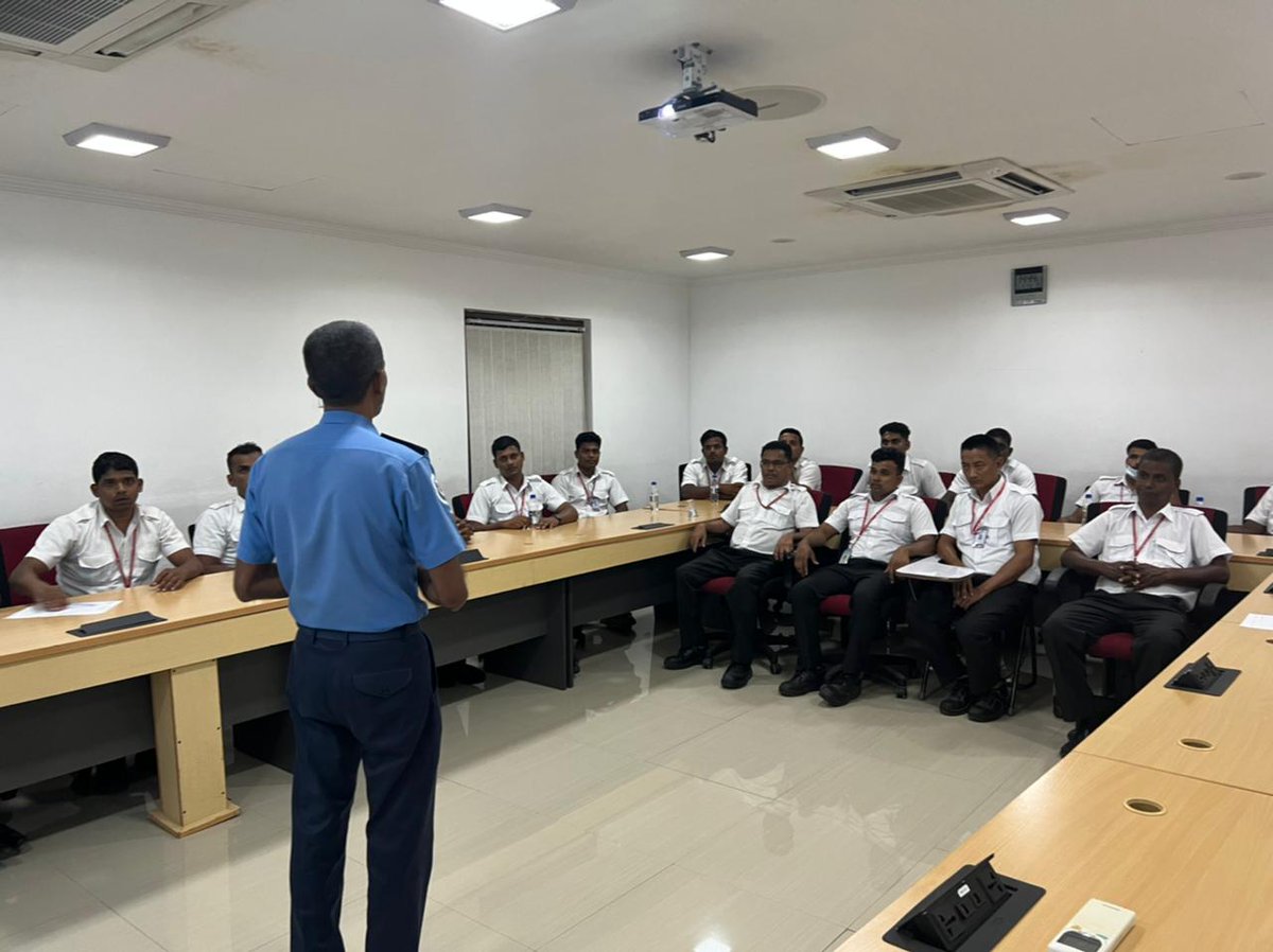 TrafficPoliceMv's tweet photo. އެއަރޕޯޓްގައި މަސައްކަތްކުރާ ޓީ.އެމް.އޭގެ ޑްރައިވަރުންނަށް 2022 ޖޫން 14 ވަނަ ދުވަހު ކުރިއަށް ގެންދިޔަ މަގުމަތީގެ ސަލާމަތާއި ރައްކާތެރިކަމުގެ މައުލޫމާތު ދިނުމުގެ  ސެޝަން.

#RoadPolice
#PoliceMv
#RoadSafety
#Amalundhahkaanan https://t.co/PO0NEunlZw
