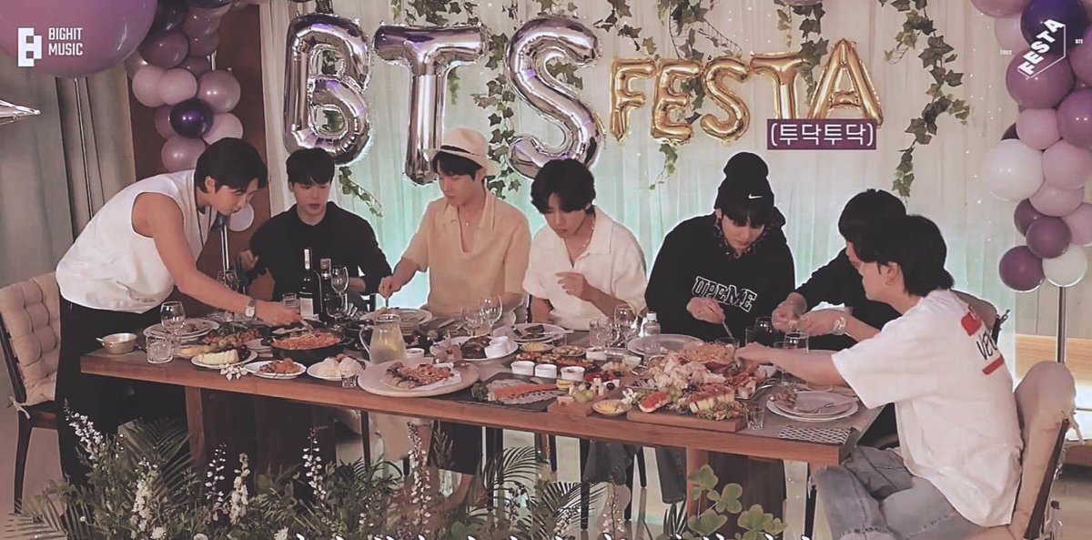 ttttr_235's tweet photo. Dù biết là chuyện sớm muộn nhưng vẫn có chút không kiềm lòng được... 🥹
Không phải rời xa mà chỉ là chúng ta tạm ở bên nhau theo một cách khác 💜💜

BANGTAN FOREVER 💜 ARMY FOREVER 

 #2022BTSFESTA @BTS_twt 
#Happy9thAnniversaryBTS https://t.co/spGgJotyT4