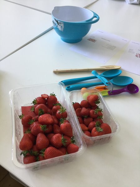 For this year's Healthy Eating Week each class is visiting Lab18 to create a healthy snack. Blue Class made fresh fruit ice lollies today! #HEW22