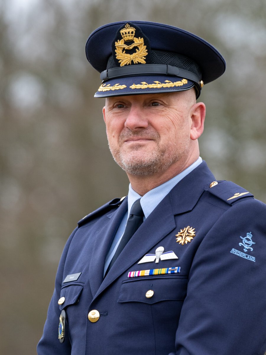 VlbWoensdrecht's tweet photo. Als vliegbasis maken we onderdeel uit van het samenwerkingsverband @Aviolanda . Regelmatig worden er collega's en samenwerkingspartners uitgelicht via deze samenwerking. Dit keer onze commandant LCW, kolonel Johan Poncia. Benieuwd naar het interview?
https://t.co/ckYikJPSC1 https://t.co/epd2HqBSwl