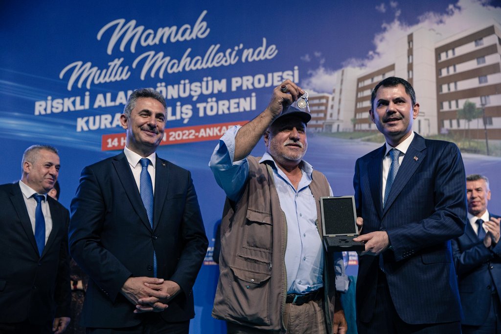 Toki_Kurumsal's tweet photo. Ankara Mamak Mutlu Mahallesi Riskli Alan Dönüşüm Projesi kapsamında 238 konutun kura çekimi @csbgovtr  
Bakanımız Sn.@murat_kurum TOKİ Başkanımız Ömer Bulut ve @mamakbelediyesi Başkanı Murat Köse'nin katılımlarıyla gerçekleşti. https://t.co/6IXhUkmrWM