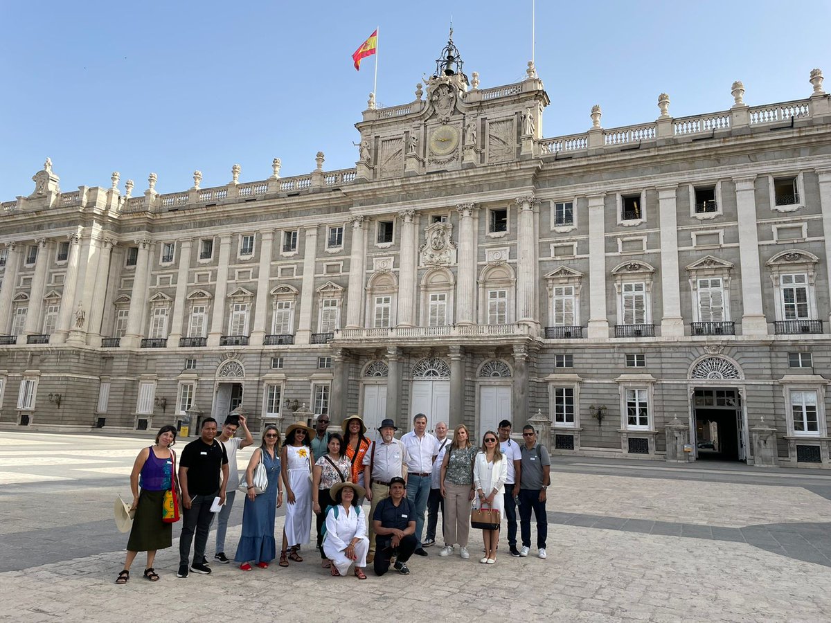 RedCarolinaCol's tweet photo. 🇨🇴🇪🇸 Intercambiar ideas para seguir avanzando en los oficios tradicionales 

Hoy los 13 participantes de las #EscuelasTaller han visitado el Palacio Real de Madrid para conocer más sobre el Programa de Escuelas Taller @PatrimNacional. https://t.co/0ndaakffe3