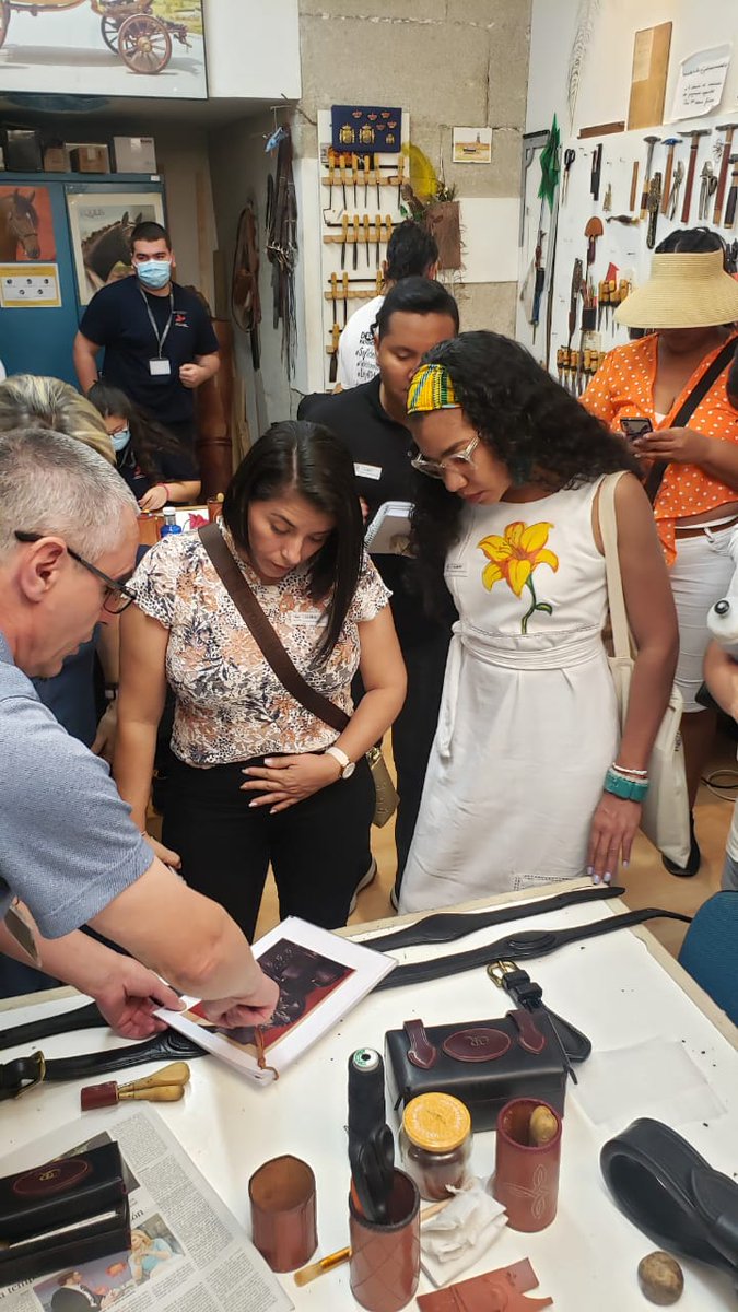 RedCarolinaCol's tweet photo. 🇨🇴🇪🇸 Intercambiar ideas para seguir avanzando en los oficios tradicionales 

Hoy los 13 participantes de las #EscuelasTaller han visitado el Palacio Real de Madrid para conocer más sobre el Programa de Escuelas Taller @PatrimNacional. https://t.co/0ndaakffe3