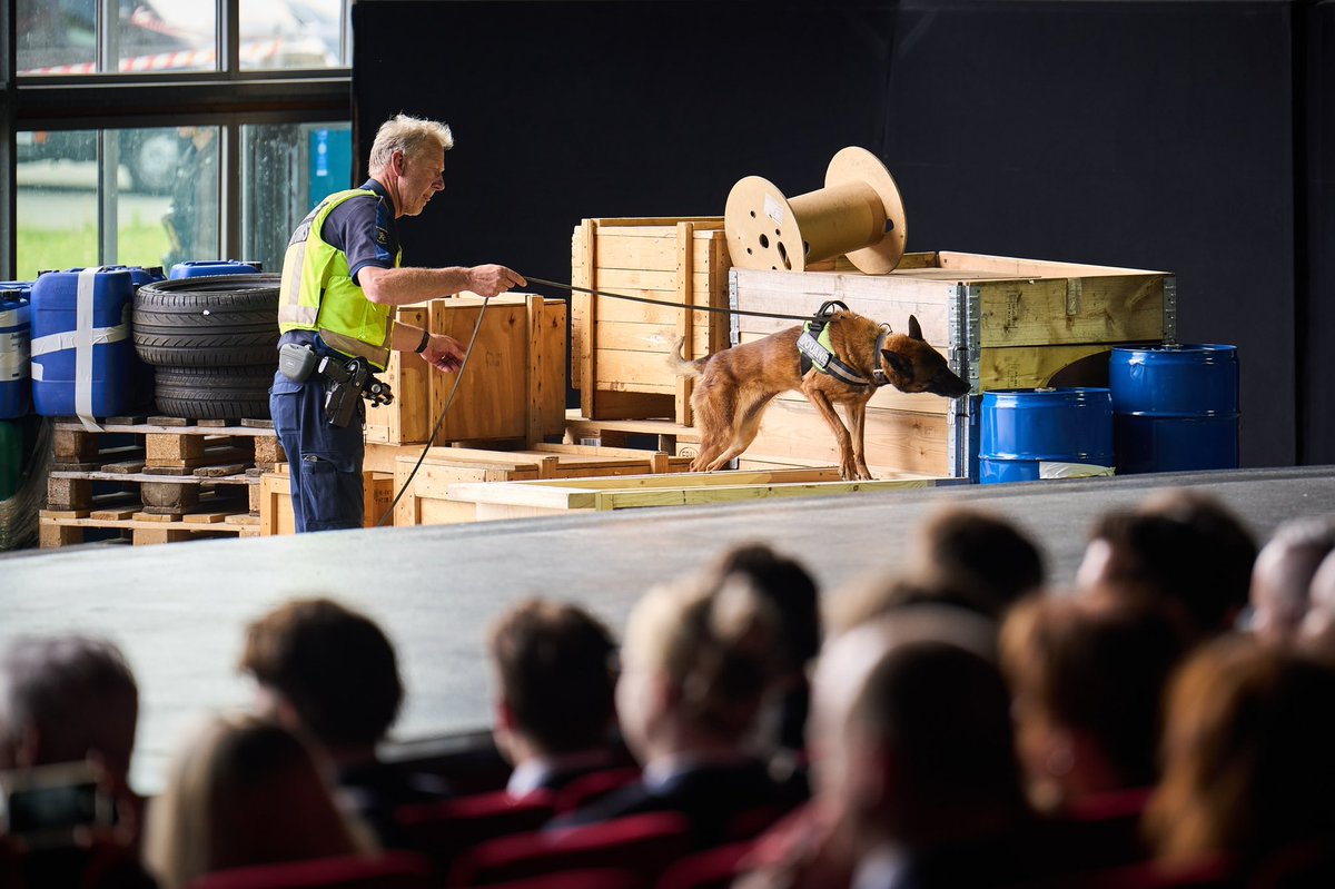De Koning is bij de officiële viering van 425 jaar Douane in de Theaterhangaar in Katwijk. De Douane is de oudste civiele rijksdienst van Nederland en werd in 1597 opgericht. Ter gelegenheid van het 425-jarig bestaan ontvangt de Douane een banier. koninklijkhuis.nl/actueel/nieuws…