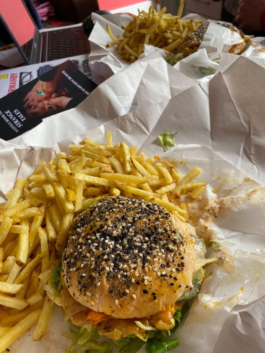BrindleBooksLtd's tweet photo. A break from working on #books for a bit of lunch from our favourite takeaway, Bear Kitchen @beartakeaway 
#workinglunch #bearkitchen #fresh #eatery #takeaway  #burgers #fries #WestYorkshire #localbusiness https://t.co/ZQ4Z5iokx3