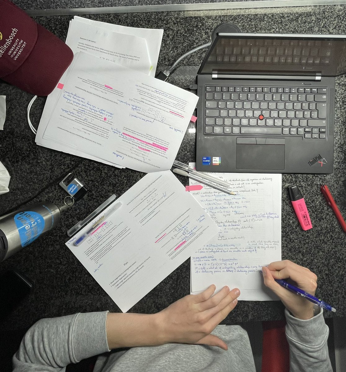 eriksson_396's tweet photo. Bei mir steht diese Woche noch eine letzte schriftliche Klausur an. ✍️
Die Thermosflasche (inkl. Tee) von @studieren_ww darf während der Lernphase natürlich auch nicht fehlen. Könnt Ihr erahnen, worüber meine Klausur handelt?

#studierenweltweit https://t.co/fUHa7QFRbI