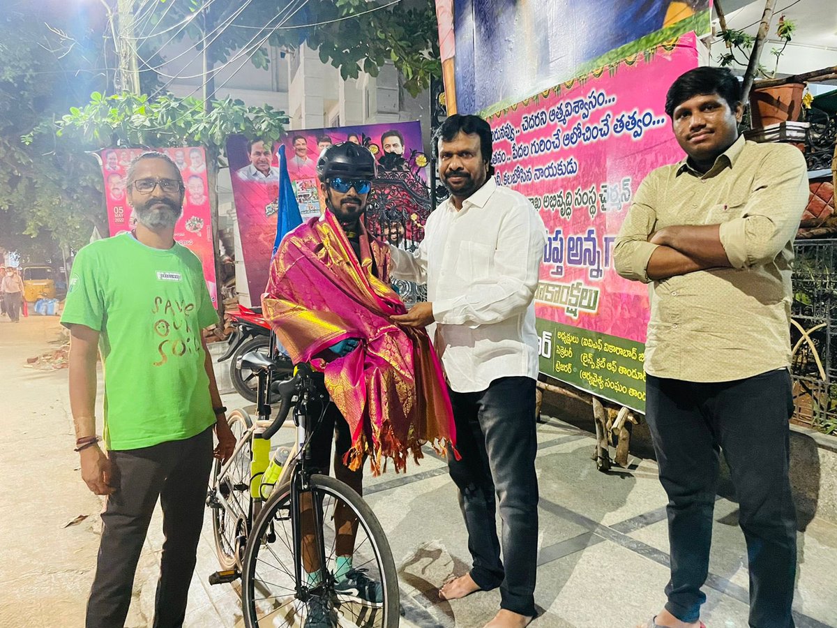 USrinivasGupta's tweet photo. Great to be a part of The Closing Ceremony of young cyclists Mr. Nagaraju Kothapally who completed 60 hours of Non Stop cycling around 10Km of Tankbund Circle, He did 53 rounds of it in 60 hours Non stop for #SaveSoilCampaign and to promote the cause. @KTRTRS @SadhguruJV https://t.co/qrK6FRLjhf