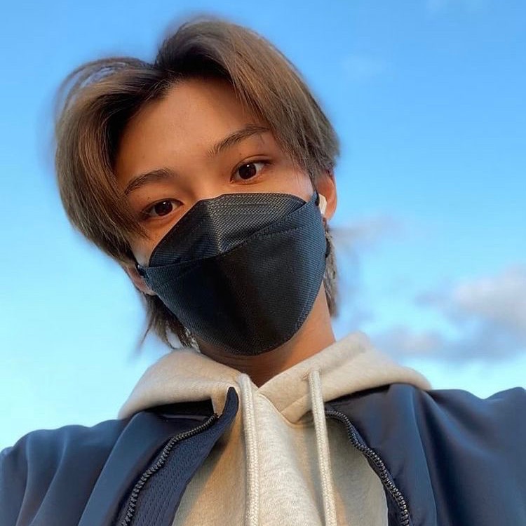 inicidios's tweet photo. ₊˚ˑ༄ؘ   au chanlix: listen

donde chan se sorprende cuando un extraño le ofrece uno de sus audífonos; sin embargo, no parece querer responder a nada de lo que le dice.
o
donde felix, un chico sordo, comienza una nueva rutina diaria, compartiendo canciones que no logra escuchar. https://t.co/P0eH8n0fwb