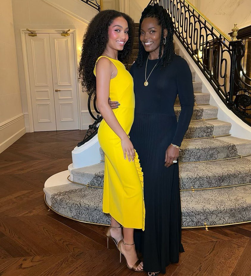 mefeater's tweet photo. Love these photos of Yara and her mother 💛 https://t.co/ENGwnO3axR