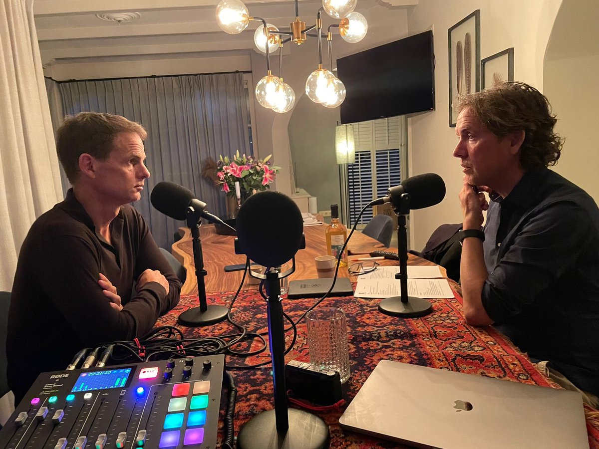 FdeBoerofficial's tweet photo. Deze week ben ik te gast bij @Metopenvizier_. We hebben het onder andere over hoe de ideale selectie eruit ziet, vergelijken we de patatgeneratie met de huidige generatie en blik ik terug op mijn carrière.

Beluister de aflevering o.a. hier:
https://t.co/6HhzfOusKH https://t.co/uLELLeWyDu