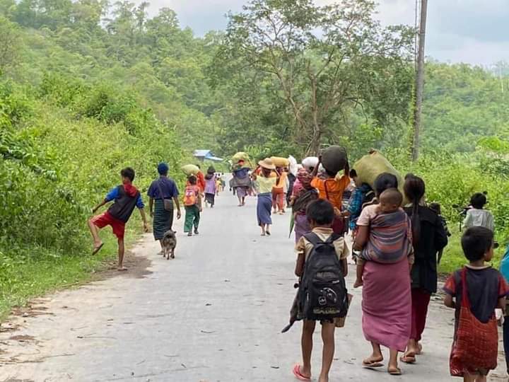 Pikachu65305928's tweet photo. About 2000 locals have fled their homes due to the offensive of junta troops in villages of #Kanpetlet township, Chin State, and need urgent humanitarian assistance, including food, medicines, clothes, mosquito nets, blankets &amp; tarpaulins.
#2022June14Coup
#WhatsHappeninglnMyanmar https://t.co/iw3HPr7sGD