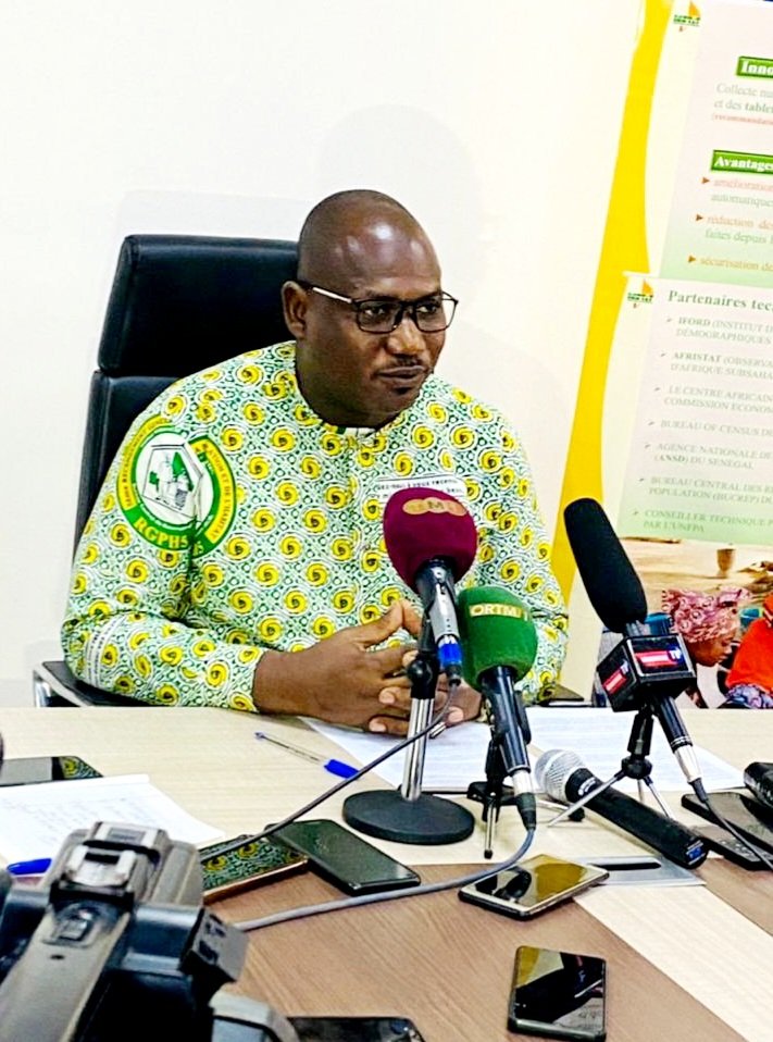RGPH5MALIBCR's tweet photo. En prélude au lancement officiel du dénombrement du #RGPH5, le DG de l’INSTAT, Dr Arouna SOUGANÉ était face aux journalistes, le 13/06/22, pour donner le top départ à travers une conférence de presse. Objectif, mobiliser les hommes de médias autour de l’opération pour sa réussite https://t.co/3WG00H7bOs