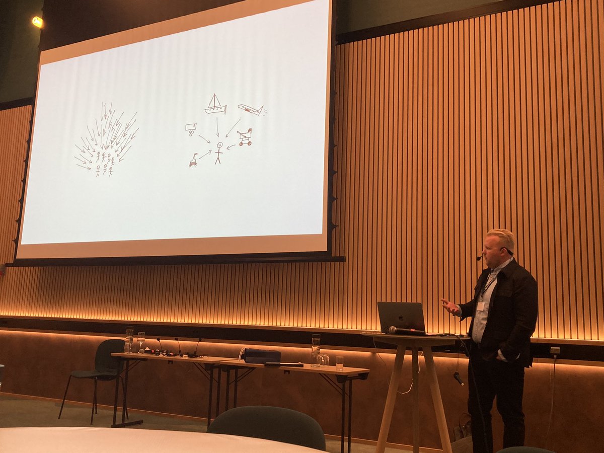 Årets pristagare för bästa avhandling, Robin Jonsson, presenterar sina resultat kring att behålla äldre i arbetskraften. #falf2022