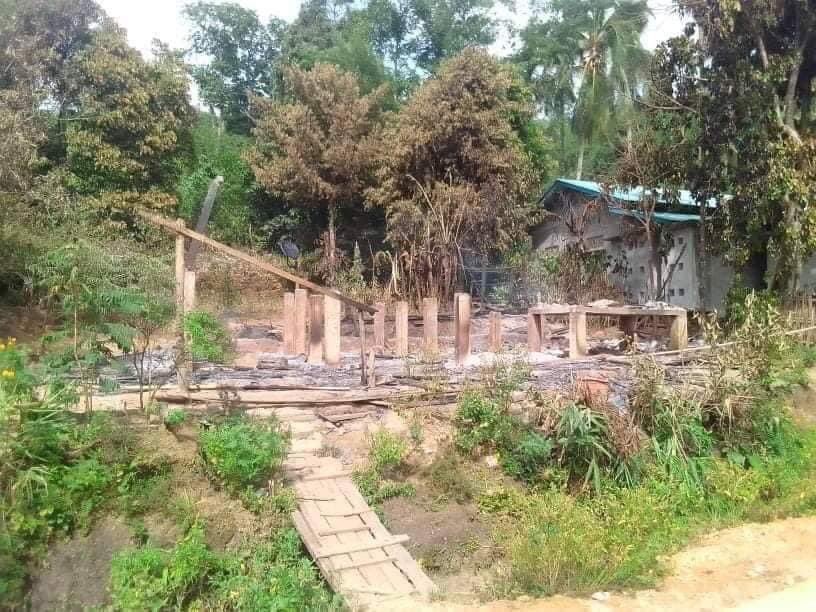 Pikachu65305928's tweet photo. Clash broke out between Pulaw-PDF joint forces and Military Council troops which advancing to KyaungNyaint Village,Pulaw Tsp at at 6am this morning and killed a PDF comrade.SAC forces set fire to seven houses and four motorbikes in KyaungNyaunt village.

#2022Jun14Coup https://t.co/NmMRFEE75i