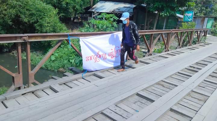 Pikachu65305928's tweet photo. The protesters of the main strike in #Kalay township, Sagaing Region, continued their 492-day anti-junta demonstration by hanging a revolutionary banner at a bridge on June 14.

#LegalizationOfNUG
#2022June14Coup
#WhatsHappeninglnMyanmar https://t.co/Y6i0fND3Tk