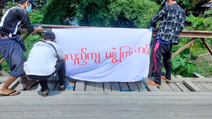Pikachu65305928's tweet photo. The protesters of the main strike in #Kalay township, Sagaing Region, continued their 492-day anti-junta demonstration by hanging a revolutionary banner at a bridge on June 14.

#LegalizationOfNUG
#2022June14Coup
#WhatsHappeninglnMyanmar https://t.co/Y6i0fND3Tk