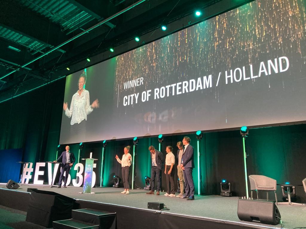 💚<a href="/rotterdam/">Gemeente Rotterdam</a> is de winnaar van de E-Visionary Awards 2022. Dit werd vandaag bekendgemaakt tijdens de 35e editie van het Electric Vehicles Symposium in Oslo. De stad wordt geprezen door pionierschap op het gebied van #elektrische mobiliteit in Europa. #EVS35NL <a href="/RVO_Duurzaam/">RVO Duurzaam</a>