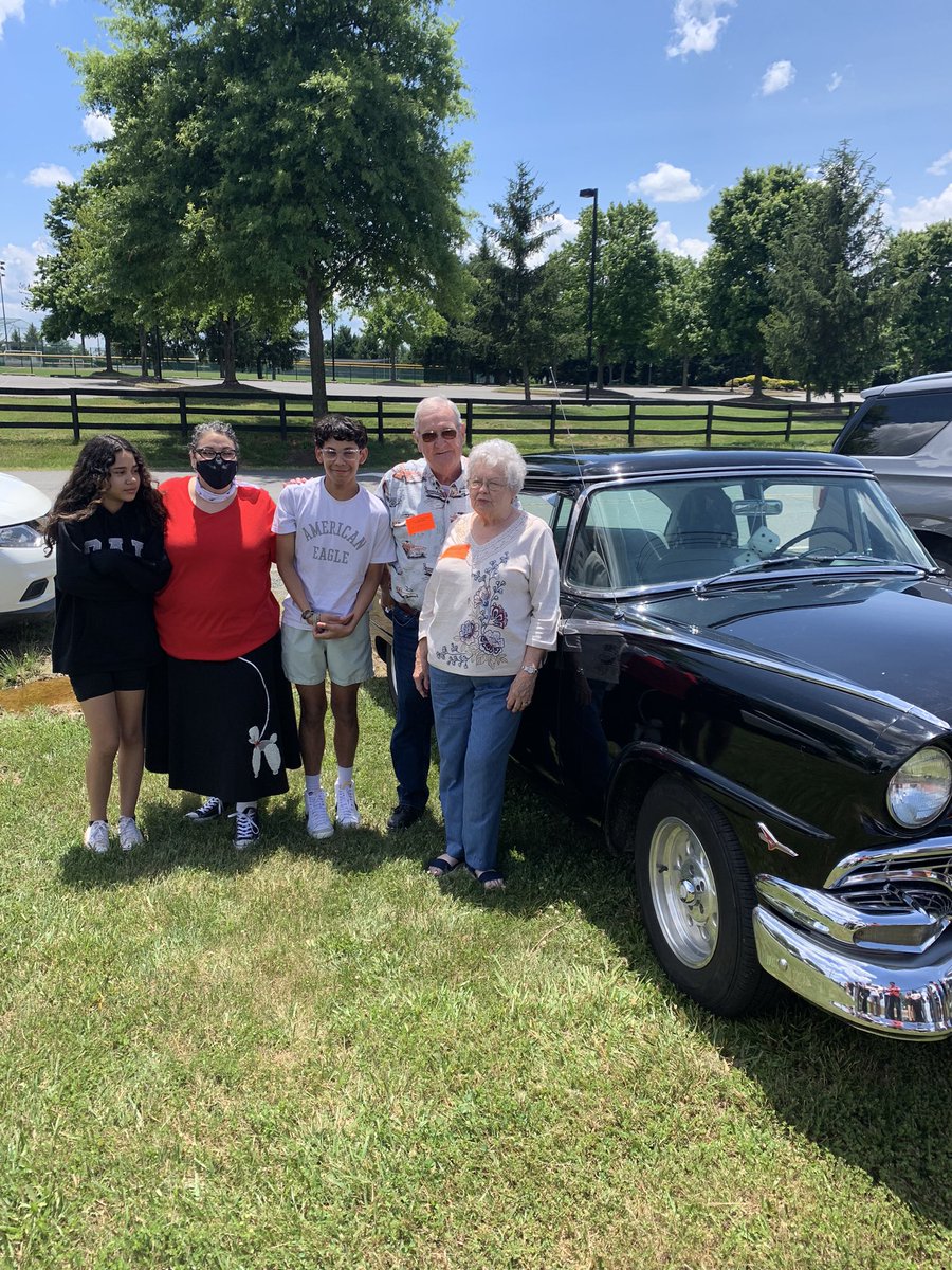 HerrinHistory's tweet photo. I will do anything for my Ss. Including walking up to strangers&asking to be interviewed by Ss for an for an oral history project.Then celebrating their work with us. wonderful strangers have made such an impact on my Ss. #oralhistory #makinghistoryfun @JLSMS_Official @SSGSlcps https://t.co/2mYuo7vCs7
