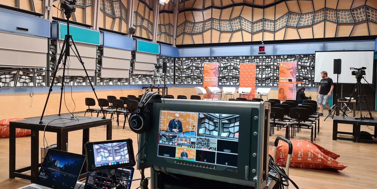 CRoPlus's tweet photo. Za necelé dvě hodiny to začne, přípravy jsou v plném proudu. Veřejná #debataPlus s názvem České zdražování: Komu hrozí chudoba? se uskuteční v S1 – největším studiu @Crozhlasu na pražských Vinohradech. Přijďte osobně nebo sledujte online na https://t.co/ra9j6rzdTk od 18:30. https://t.co/Sdfi0hZyHW