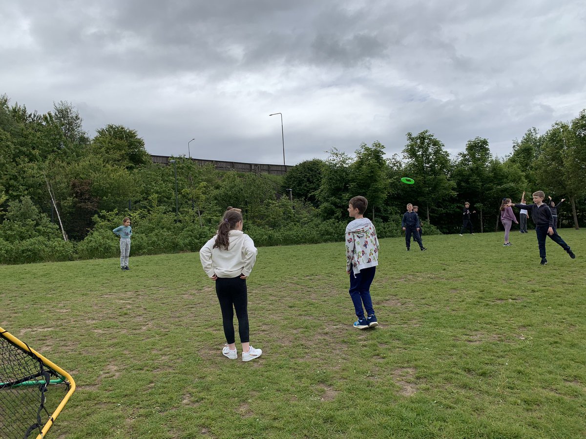 Some frisbee fun for our PE warm up this afternoon ☺️💫