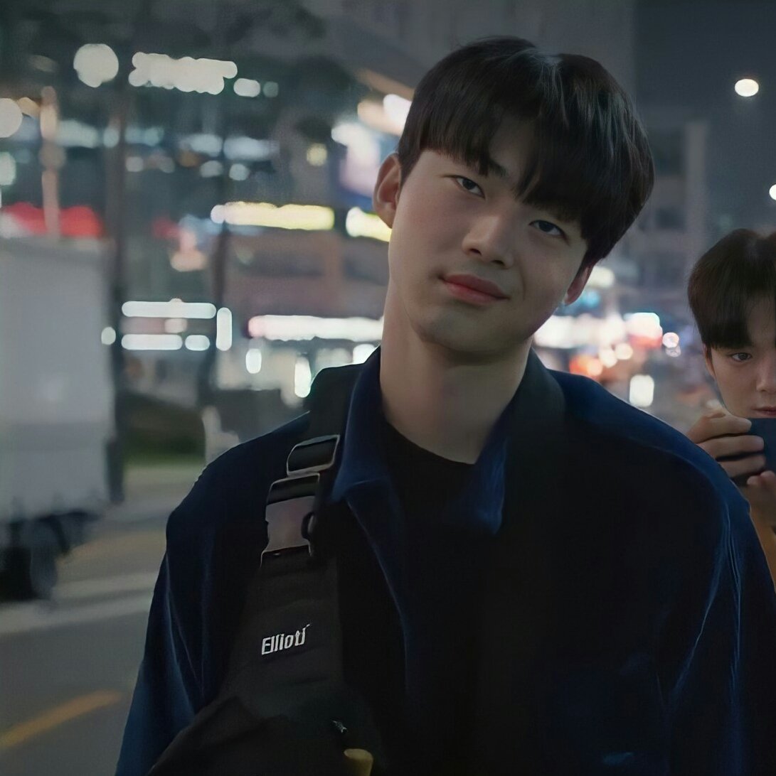 kangminius's tweet photo. I didn't realize it before but his cheeks are very pinkish (he was drunk in this scene).
It looks like real peaches 😆🍑🍑
#김강민 #KIMKANGMIN
#이근남 #반오십 #HalfFifty https://t.co/PkNPn3E5QN