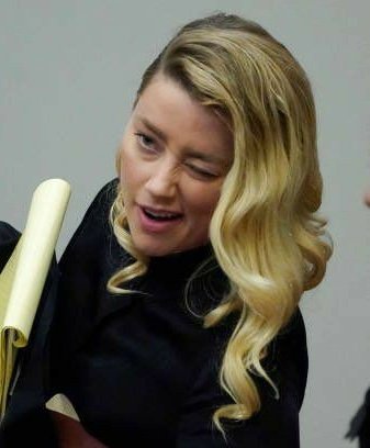 HelloMrsEntity's tweet photo. Words #AmberHeard uses synonymously -

Donate &amp; pledge
Hit &amp; punch
Being silenced &amp; op-ed, psa's, podcasts, speeches &amp; interviews
I don't take it personally &amp; I'm humiliated
Move on &amp; obsessively play the victim 

#AmberHeardIsALiar
#AmberHeardIsAPsychopath https://t.co/nWg4qAIZKC