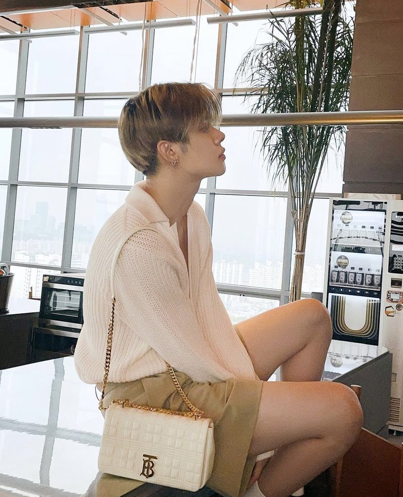 TXTPHL's tweet photo. [📸] 220614 | YEONJUN Instagram Update 

#/thelolabag #/burberry #/ad

🔗: https://t.co/aPHR6jZdAj

#TOMORROW_X_TOGETHER #투모로우바이투게더 #TXT #YEONJUN #연준 #minisode2 #Thursdays_Child #GOOD_BOY_GONE_BAD #GBGB
@TXT_members @TXT_bighit https://t.co/U1Hj4uJ1Hs