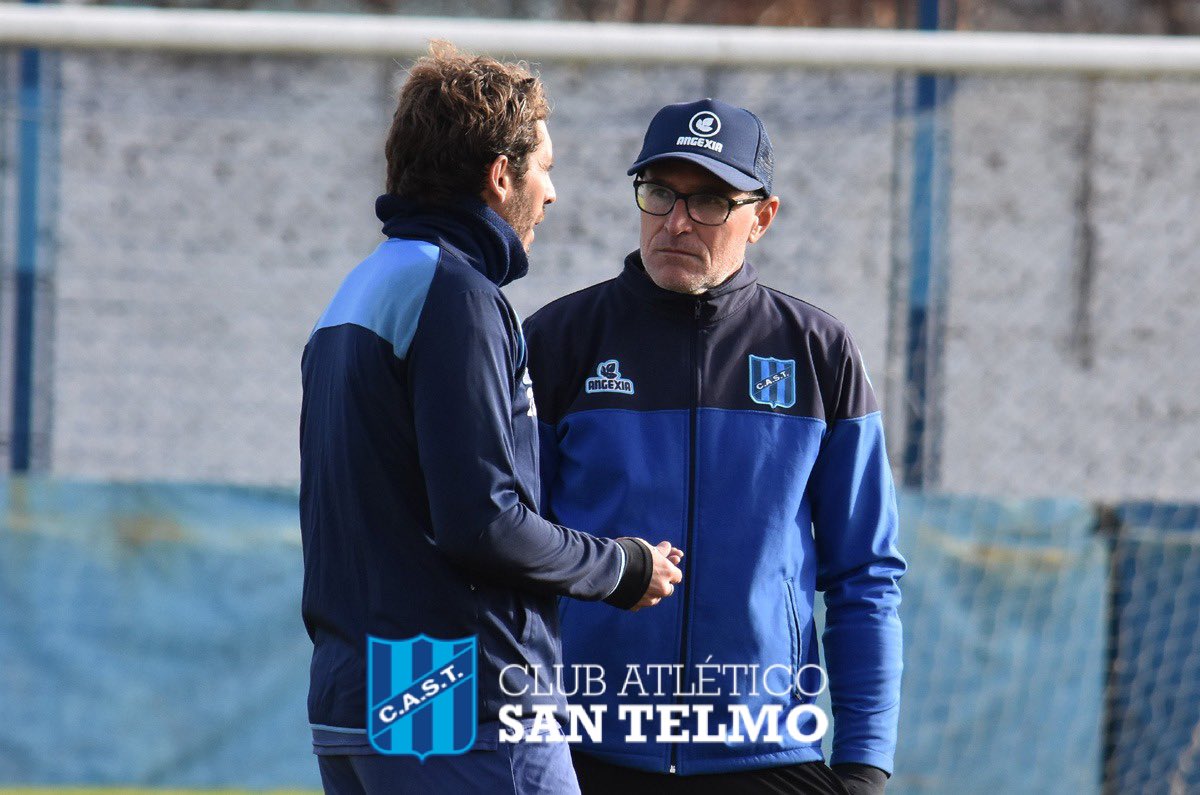 PrensaSanTelmo's tweet photo. Fabián Lisa y su cuerpo técnico fueron presentados al plantel profesional e iniciaron la semana de trabajo en el estadio pensando en el partido del próximo domingo ante Quilmes. https://t.co/SKjuh1NCXM