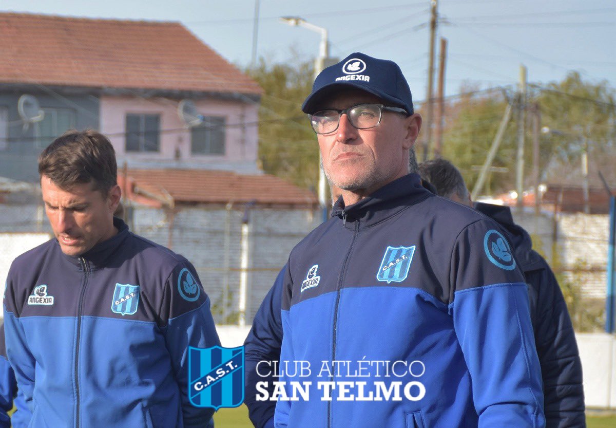 PrensaSanTelmo's tweet photo. Fabián Lisa y su cuerpo técnico fueron presentados al plantel profesional e iniciaron la semana de trabajo en el estadio pensando en el partido del próximo domingo ante Quilmes. https://t.co/SKjuh1NCXM