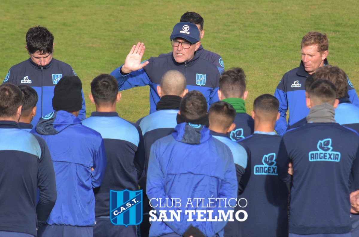 PrensaSanTelmo's tweet photo. Fabián Lisa y su cuerpo técnico fueron presentados al plantel profesional e iniciaron la semana de trabajo en el estadio pensando en el partido del próximo domingo ante Quilmes. https://t.co/SKjuh1NCXM
