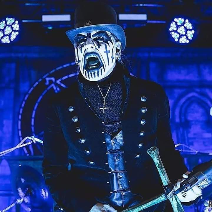Happy Birthday!!! Kim Bendix Petersen conocido como King Diamond. En 1981 formaría Mercyful Fate hasta 1999. 