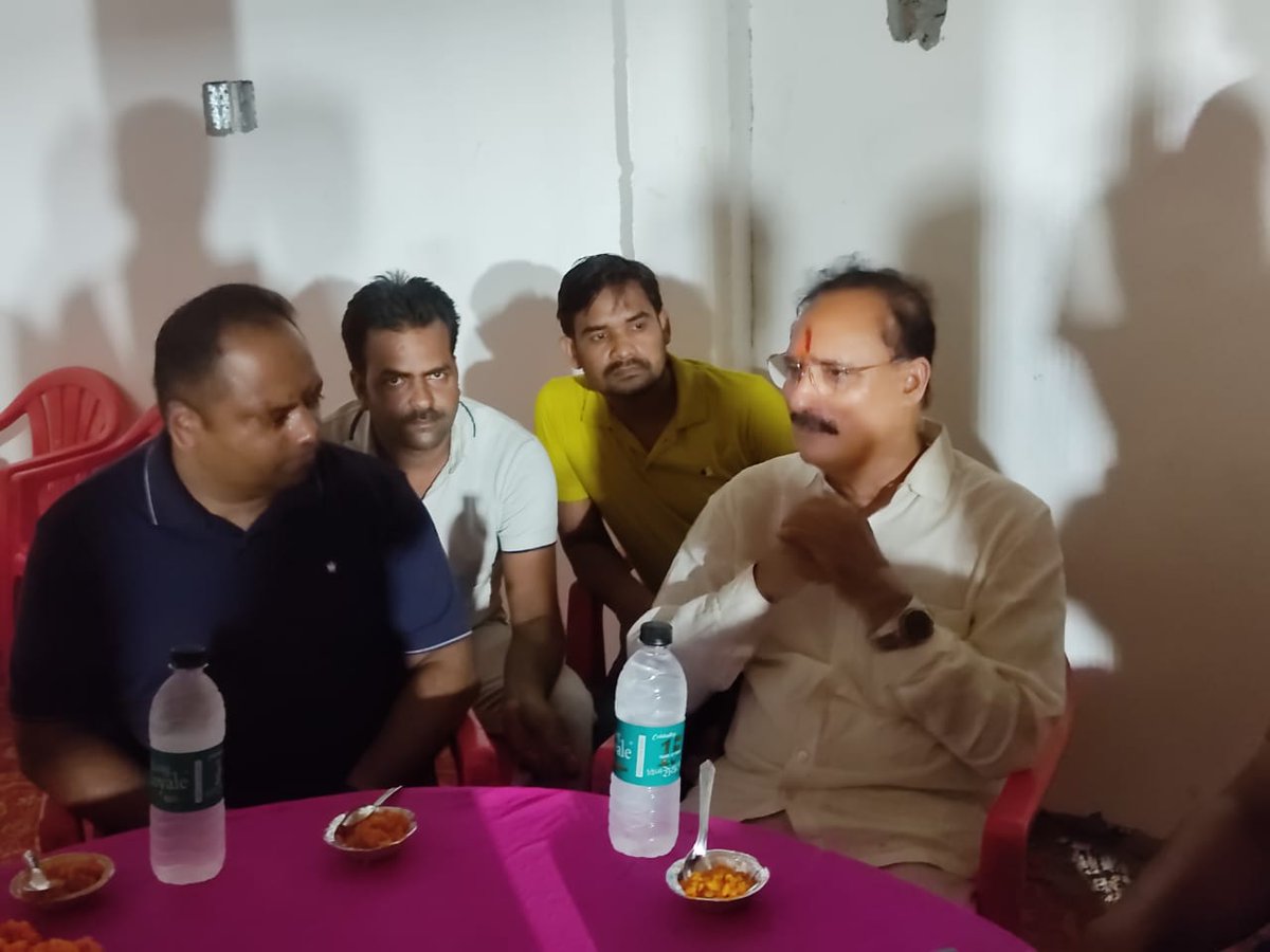 yogeshshuklabkt's tweet photo. और देवता चित्त ना धरई ।
हनुमत सेइ सर्ब सुख करई ॥

आज अवधपुरम कालोनी दसौली मे ज्येष्ठ माह के पाँचवे बड़े मंगल  के पावन अवसर पर आयोजित भंडारा में सम्मिलित होकर प्रसाद ग्रहण करने का सौभाग्य प्राप्त हुआ ।

श्री हनुमान जी आप सभी को सुख,सम्पन्नता एवं आरोग्यता से परिपूर्ण रखे l https://t.co/ocG6Ch13Mr