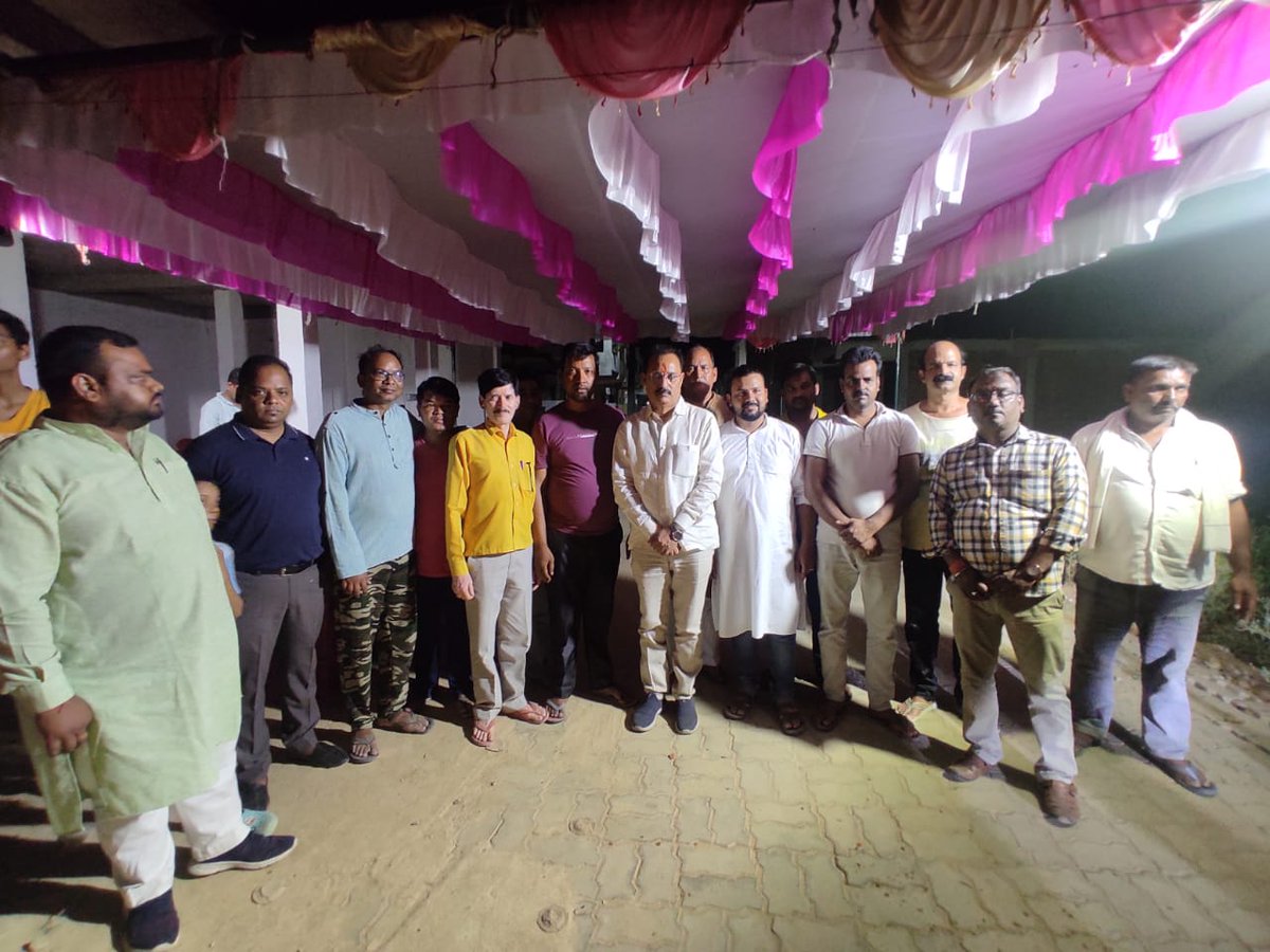 yogeshshuklabkt's tweet photo. और देवता चित्त ना धरई ।
हनुमत सेइ सर्ब सुख करई ॥

आज अवधपुरम कालोनी दसौली मे ज्येष्ठ माह के पाँचवे बड़े मंगल  के पावन अवसर पर आयोजित भंडारा में सम्मिलित होकर प्रसाद ग्रहण करने का सौभाग्य प्राप्त हुआ ।

श्री हनुमान जी आप सभी को सुख,सम्पन्नता एवं आरोग्यता से परिपूर्ण रखे l https://t.co/ocG6Ch13Mr