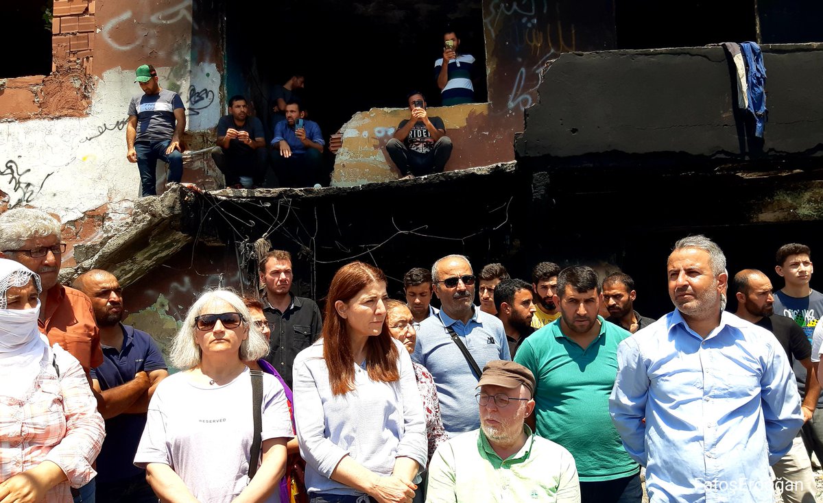 puleragema's tweet photo. Geri Dönüşüm İşçileri Derneği,
Yenisahra'da kağıt depolarına yönelik ırkçı saldırılara ilişkin yakılan depo önünde basın
açıklaması düzenledi

"Ne söylediğini bilmez bir siyasinin hedef göstermesiyle günlerdir insanların çalışma alanları talan ediliyor, yakılıyor, linçler oluyor" https://t.co/uS139Q00X6