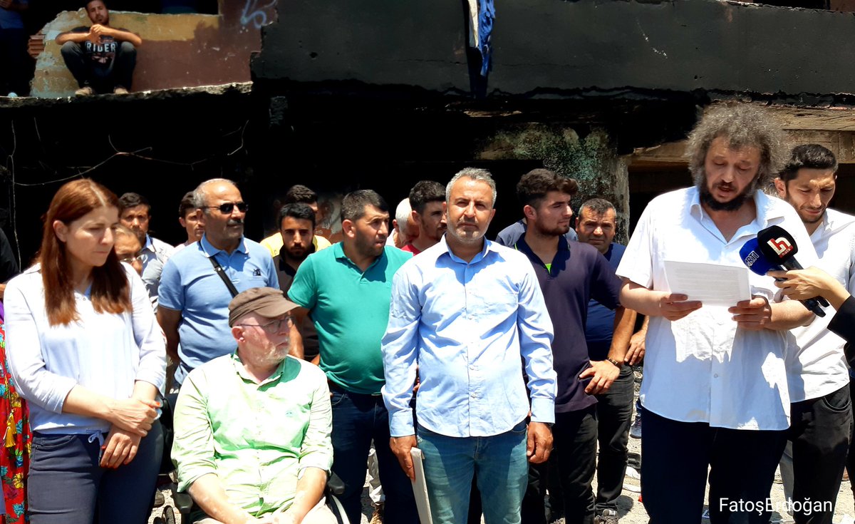 puleragema's tweet photo. Geri Dönüşüm İşçileri Derneği,
Yenisahra'da kağıt depolarına yönelik ırkçı saldırılara ilişkin yakılan depo önünde basın
açıklaması düzenledi

"Ne söylediğini bilmez bir siyasinin hedef göstermesiyle günlerdir insanların çalışma alanları talan ediliyor, yakılıyor, linçler oluyor" https://t.co/uS139Q00X6