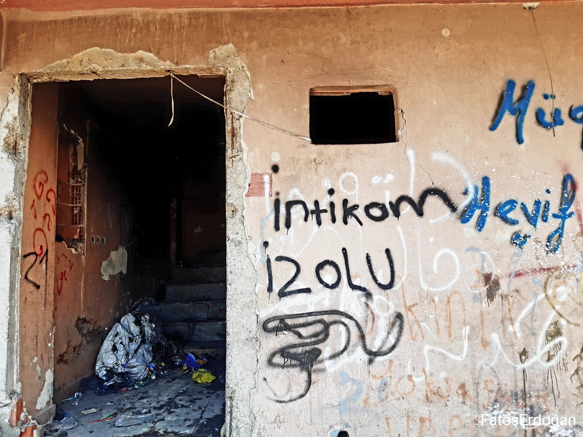 puleragema's tweet photo. Geri Dönüşüm İşçileri Derneği,
Yenisahra'da kağıt depolarına yönelik ırkçı saldırılara ilişkin yakılan depo önünde basın
açıklaması düzenledi

"Ne söylediğini bilmez bir siyasinin hedef göstermesiyle günlerdir insanların çalışma alanları talan ediliyor, yakılıyor, linçler oluyor" https://t.co/uS139Q00X6