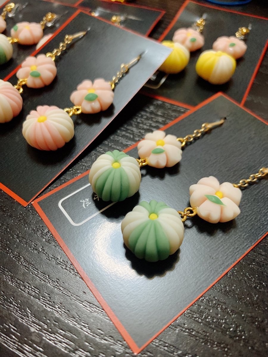 qrou's tweet photo. 練り切りイヤリングやピアスを台紙につけました https://t.co/ALohbotXG8