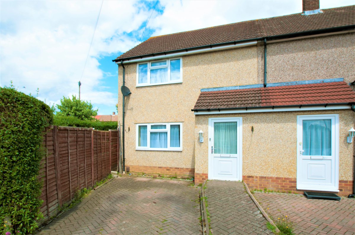 Flatmans's tweet photo. The Flatman Partnership is delighted to introduce this rarely-available, 2-bedroom, end-terraced house, located in a quiet and secluded area, within close proximity to the center of Slough.

If you are interested in viewing this property, please give us a call on 01753 593888 📞 https://t.co/qOadIFB8ll