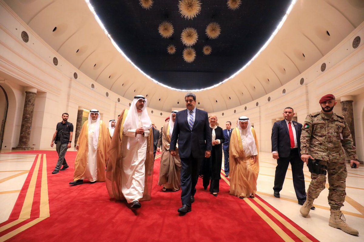 NicolasMaduro's tweet photo. Visita extraordinaria al Estado de Kuwait, donde en conjunto activamos una Comisión Mixta con planes específicos de cooperación, en lo político, diplomático, petróleo, gas, el fortalecimiento de la OPEP y OPEP+, inversiones, turismo, comercio y agricultura. ¡Agenda provechosa! https://t.co/sEkiBEHkl7