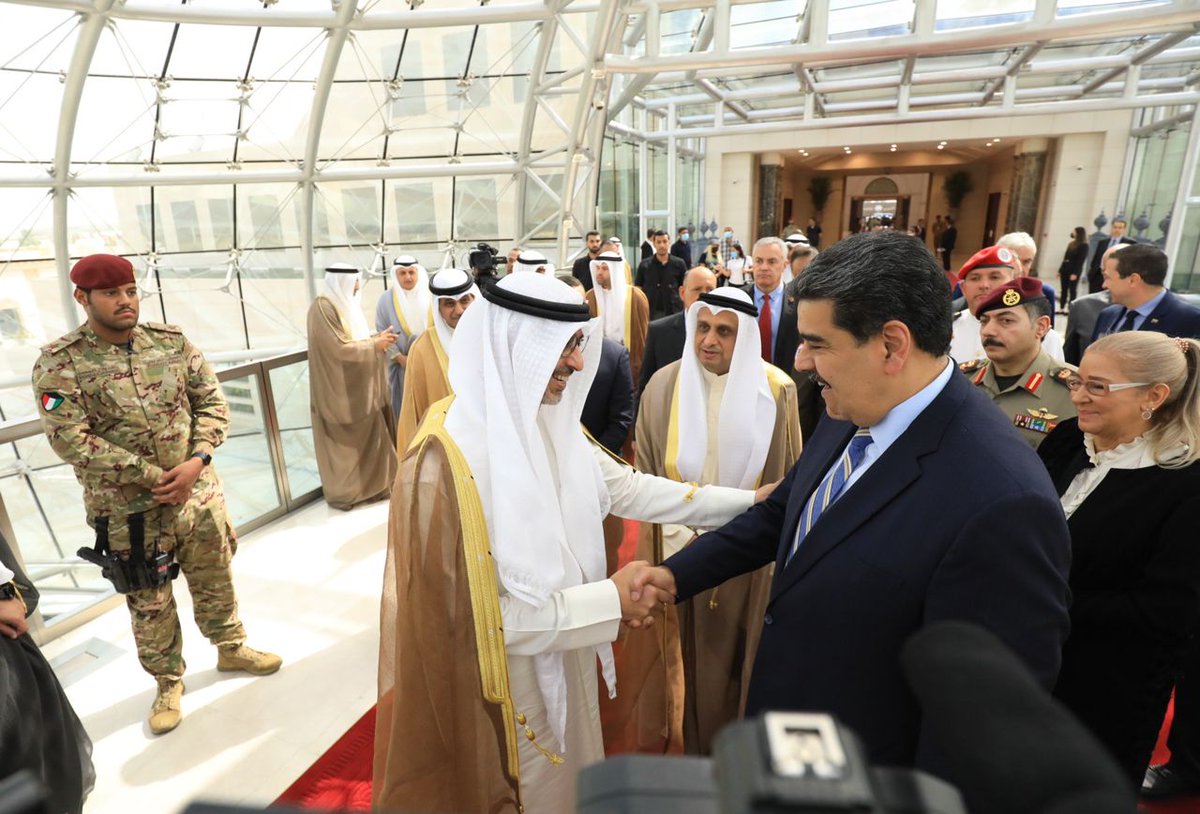 NicolasMaduro's tweet photo. Visita extraordinaria al Estado de Kuwait, donde en conjunto activamos una Comisión Mixta con planes específicos de cooperación, en lo político, diplomático, petróleo, gas, el fortalecimiento de la OPEP y OPEP+, inversiones, turismo, comercio y agricultura. ¡Agenda provechosa! https://t.co/sEkiBEHkl7