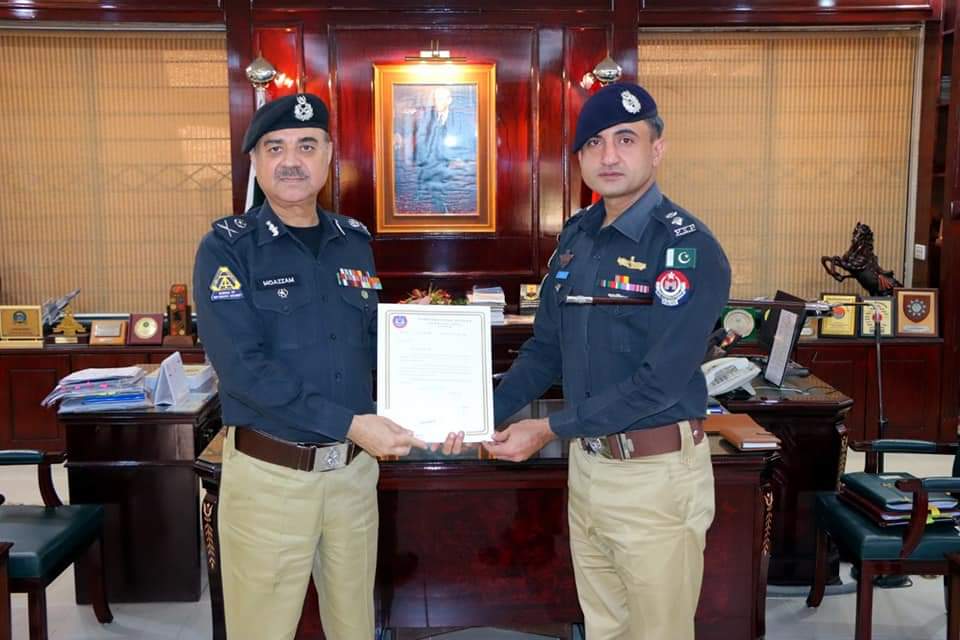 HaripurPolice's tweet photo. آئی جی  پولیس خیبر پختونخوا معظم جاہ انصاری تھانہ کوٹ کی حدود موٹر وے پر 2 کروڑ سے زائد کی ڈکیتی میں ملوث ملزمان کو ٹریس کرکے گرفتار کرنے اور مسروقہ رقم کی برآمدگی پر ڈی پی او ہری پور لیفٹینٹ کمانڈر (ر) کاشف آفتاب عباسی و دیگر افسران کو تعریفی اسناد اور نقد انعام دیتے ہوئے۔ https://t.co/4VElCYUTg3