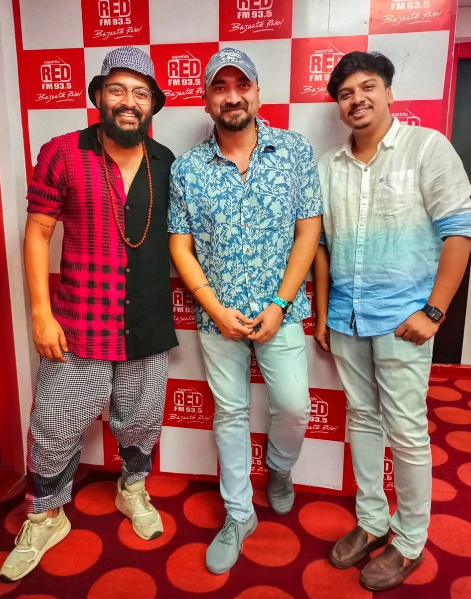 redfmkolkata's tweet photo. @RJAyanRedFM &amp; @radiojneil caught up with the cast of upcoming #bengalimovie #Ishkabon releasing 17th June!
It was a fun time with the very talented @iamsaaurav &amp; coactor @sanju_act!  Don't miss this in your nearest theatre! @SMDEntertain @MdipSaha #newrelease https://t.co/3jcJbcPX1I